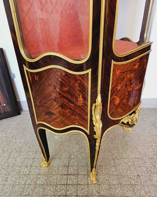 Geschwungene Vitrine St Louis XV Aus Intarsien Und Goldbronze