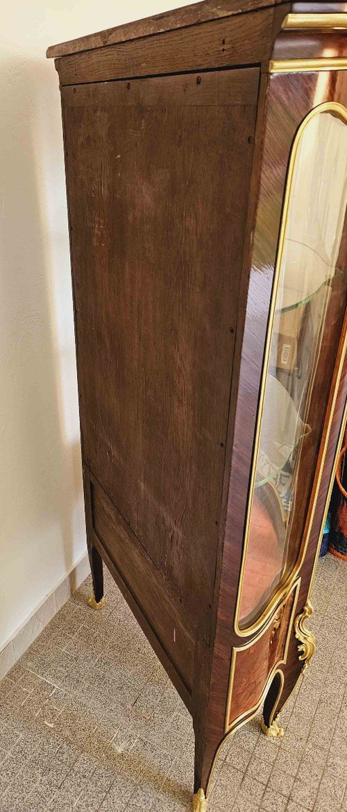 Geschwungene Vitrine St Louis XV Aus Intarsien Und Goldbronze