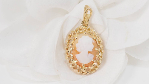 Pendentif en or jaune et camée