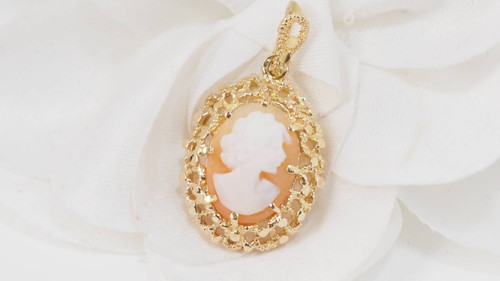 Pendentif en or jaune et camée