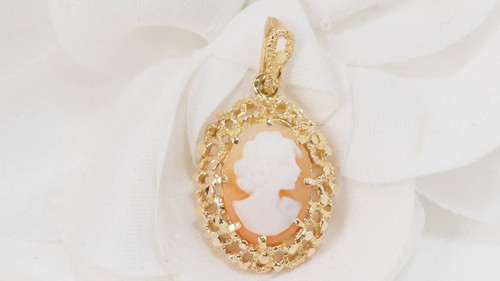 Pendentif en or jaune et camée
