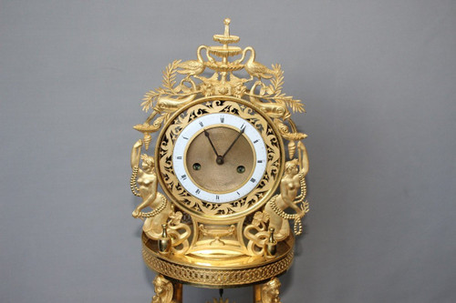 Bedeutende Karyatidenuhr aus der Empirezeit
