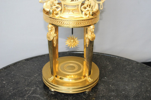 Bedeutende Karyatidenuhr aus der Empirezeit