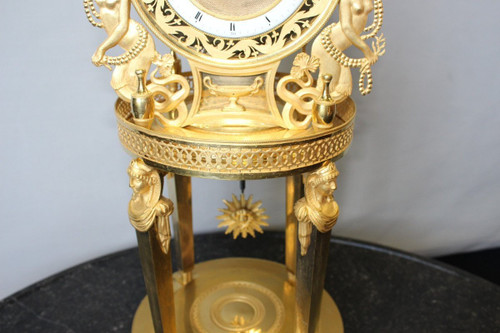 Bedeutende Karyatidenuhr aus der Empirezeit