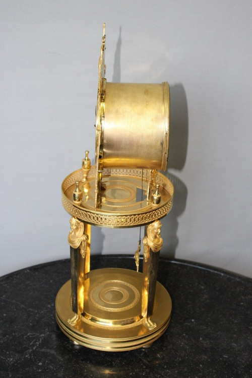 Bedeutende Karyatidenuhr aus der Empirezeit