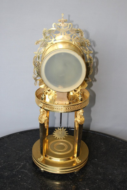 Bedeutende Karyatidenuhr aus der Empirezeit