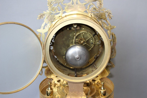Bedeutende Karyatidenuhr aus der Empirezeit