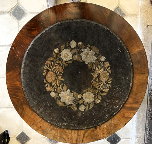 Guéridon d'époque et de style Empire, placage acajou, dessus broderie, à colonne sur 3 pieds