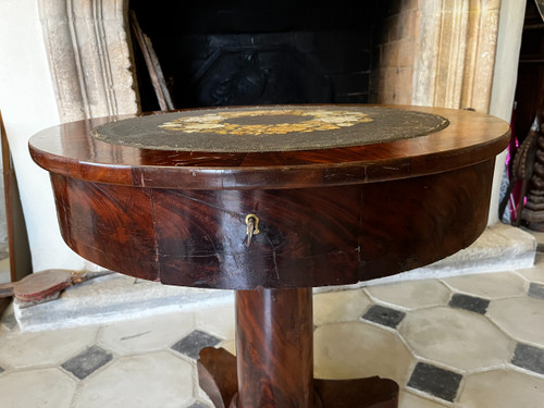 Guéridon d'époque et de style Empire, placage acajou, dessus broderie, à colonne sur 3 pieds