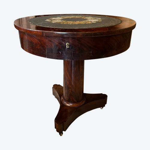 Guéridon d'époque et de style Empire, placage acajou, dessus broderie, à colonne sur 3 pieds