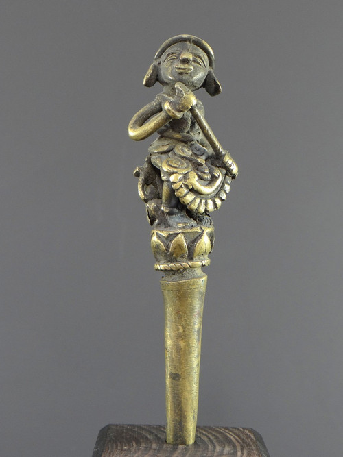 Birmanie, Début Du XXème Siècle, Contrepoids D’aiguille à Tatouer En Bronze Représentant Un Nat.