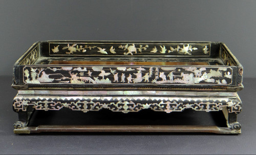 Vietnam, XIX Secolo, Vassoio da studioso in legno intarsiato in madreperla realizzato su due livelli.