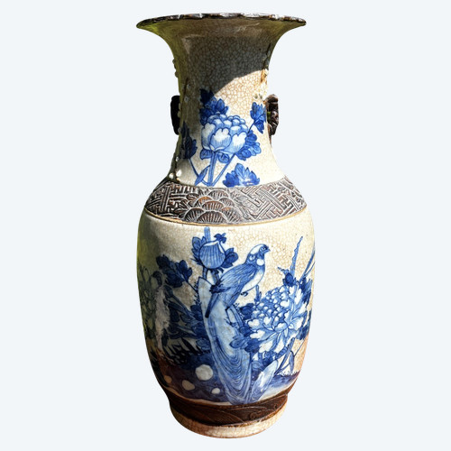 Vase Nankin, grès de Chine décor main bleu en relief, en parfait état. 
