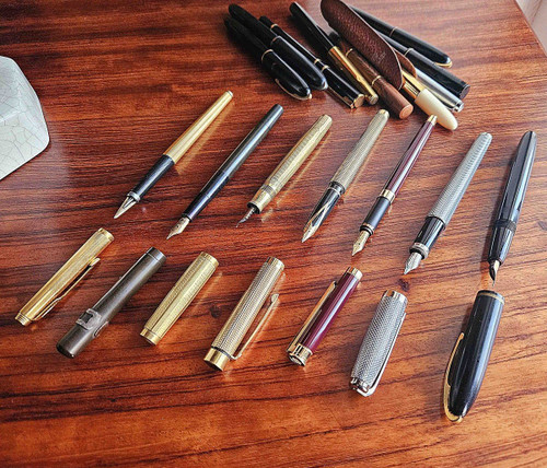Collection of pens, 18 carat gold nibs, Mont Blanc, Dupont, ...