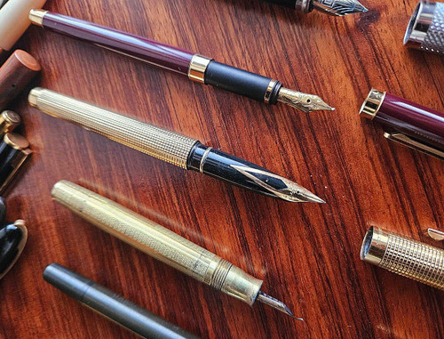 Collection of pens, 18 carat gold nibs, Mont Blanc, Dupont, ...