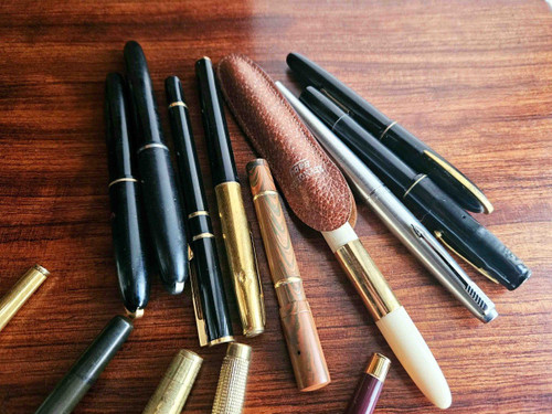 Collection of pens, 18 carat gold nibs, Mont Blanc, Dupont, ...