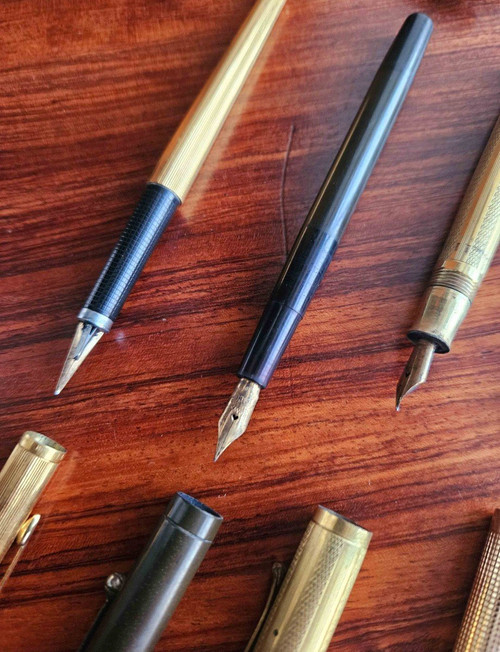 Collection of pens, 18 carat gold nibs, Mont Blanc, Dupont, ...