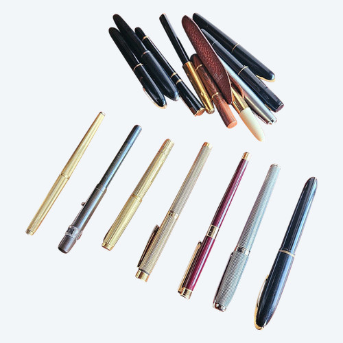 Collection of pens, 18 carat gold nibs, Mont Blanc, Dupont, ...