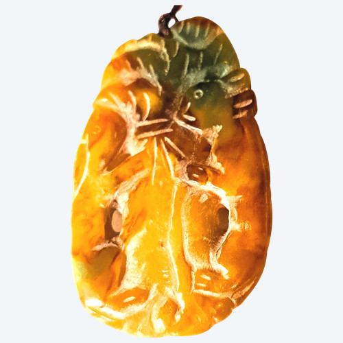 Pendentif amulette sculpté chinoise en jadéitte début 20 ème 