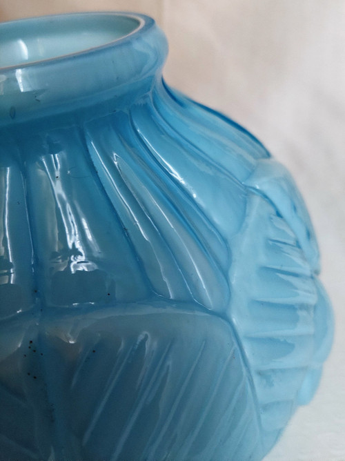 Vase en opaline bleu art déco 20ème