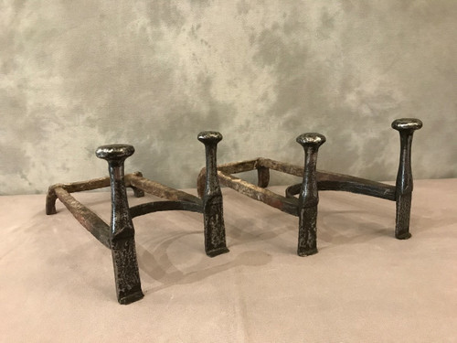 Coppia di antichi alari in ferro battuto del XVIII secolo 