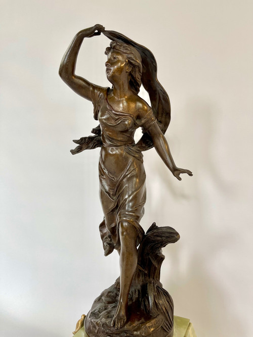 Orologio in marmo con pendolo regula in patina di bronzo di una giovane donna di Emile Bruchon