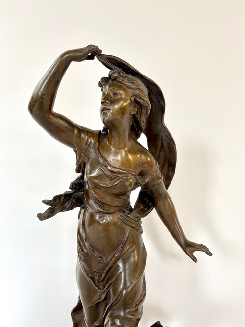 Orologio in marmo con pendolo regula in patina di bronzo di una giovane donna di Emile Bruchon