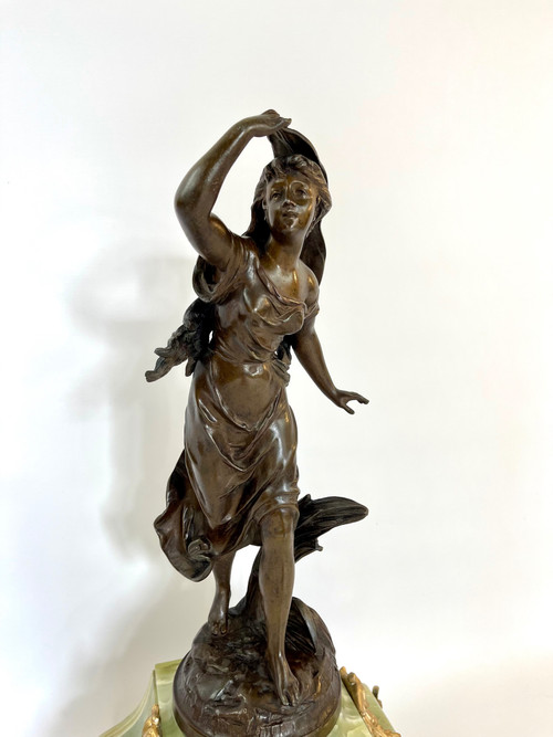 Orologio in marmo con pendolo regula in patina di bronzo di una giovane donna di Emile Bruchon
