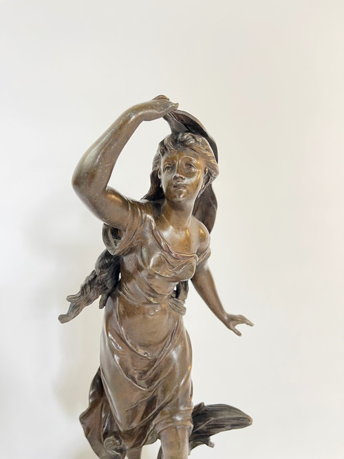 Orologio in marmo con pendolo regula in patina di bronzo di una giovane donna di Emile Bruchon