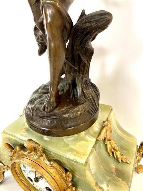 Orologio in marmo con pendolo regula in patina di bronzo di una giovane donna di Emile Bruchon