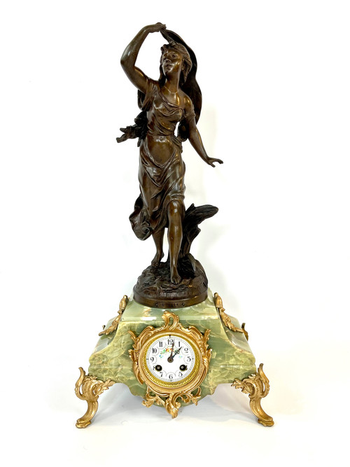Orologio in marmo con pendolo regula in patina di bronzo di una giovane donna di Emile Bruchon