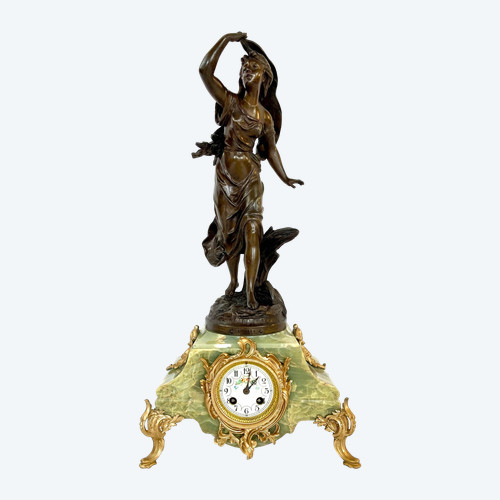 Orologio in marmo con pendolo regula in patina di bronzo di una giovane donna di Emile Bruchon