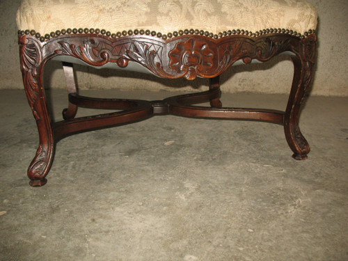 Fauteuil de style Régence en noyer sculpté époque 19ème 