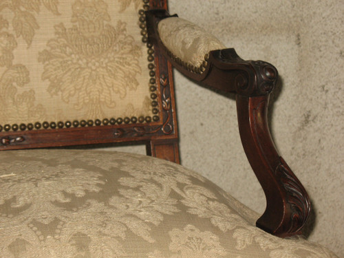 Fauteuil de style Régence en noyer sculpté époque 19ème 