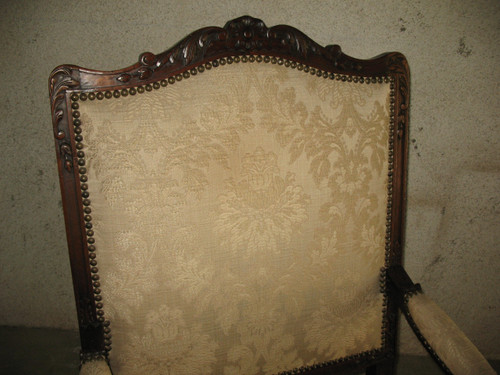 Fauteuil de style Régence en noyer sculpté époque 19ème 
