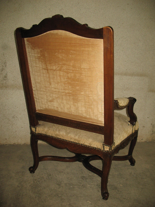 Fauteuil de style Régence en noyer sculpté époque 19ème 