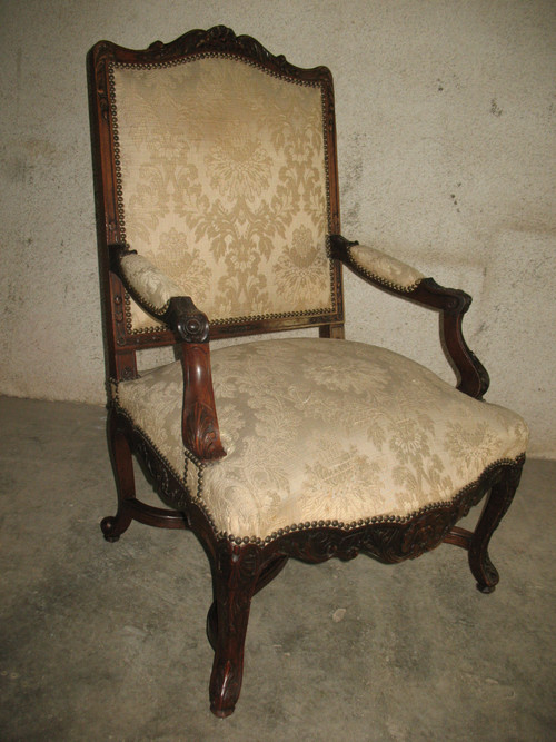 Fauteuil de style Régence en noyer sculpté époque 19ème 