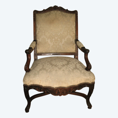 Fauteuil de style Régence en noyer sculpté époque 19ème 