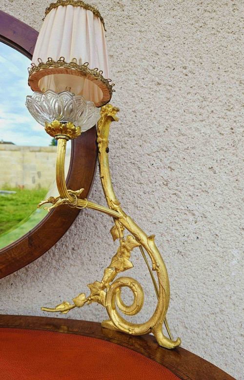Tavolino da toilette con 2 bracci intarsiati e dorati in bronzo chiaro