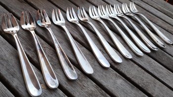 Box of 12 Christofle oyster forks, Dax model
