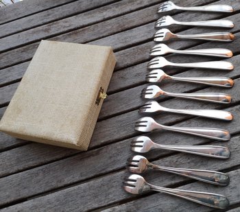 Box of 12 Christofle oyster forks, Dax model