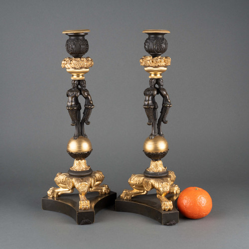 Coppia di candelieri in bronzo e bronzo dorato, epoca XIX secolo 