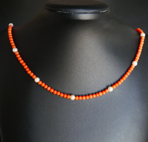 Collier Corail Et Perles, Fermoir Or 18 Carats.