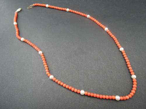Collier Corail Et Perles, Fermoir Or 18 Carats.