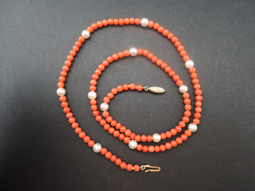 Collier Corail Et Perles, Fermoir Or 18 Carats.