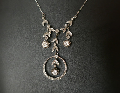 Drapierte Halskette mit Diamanten besetzt.