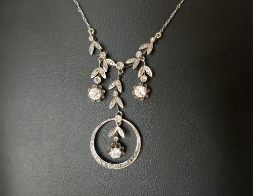 Drapierte Halskette mit Diamanten besetzt.