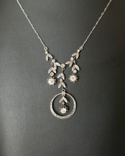 Drapierte Halskette mit Diamanten besetzt.