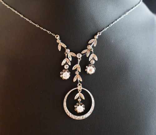 Drapierte Halskette mit Diamanten besetzt.
