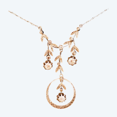 Drapierte Halskette mit Diamanten besetzt.